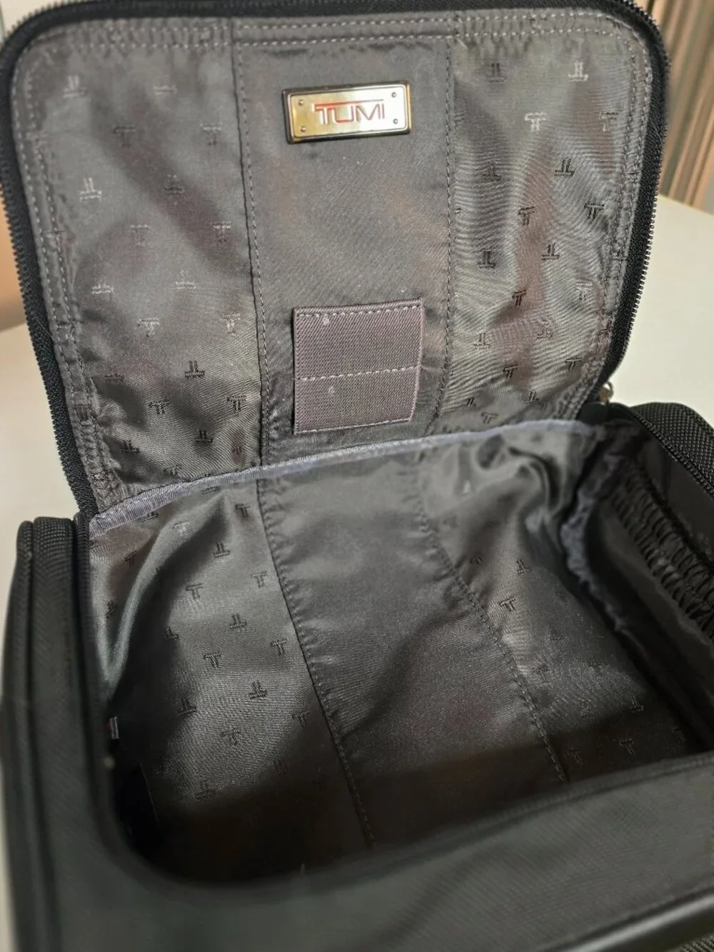 Authentic TUMI Alpha Travel Kit, style 22190D4 black pre-owned good